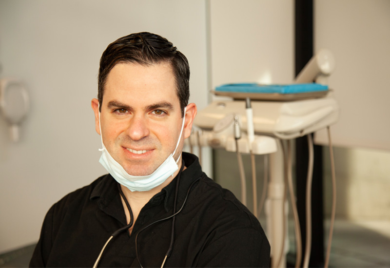 Le dr James Tucci au centre dentaire à Saint-Léonard